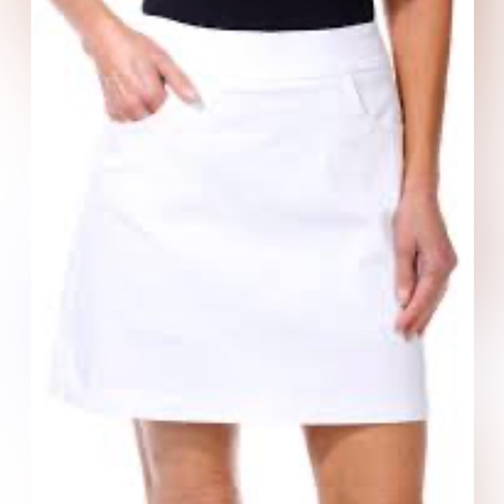 Coral Bay Golf
Counterparts 18 in. Solid Cateye Pocket Skort
White 
Size Large